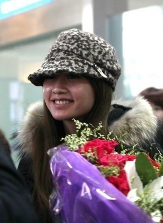 Dương Thừa Lâm mặt mộc cười rất tươi với các fan ở sân bay, tiếc cái là mặt của chị bị chê hơi nhiều dầu.
