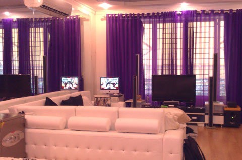 Màu sắc chủ đạo của căn phòng Ngọc Trinh là trắng. Tuy nhiên, những chiếc rèm cửa màu tím làm nét chấm phá khiến cho căn phòng có nét dịu dàng.