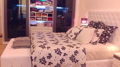 Chiếc giường của Ngọc Trinh với hàng chục chiếc gối lớn nhỏ tạo cảm giác thoải mái mỗi khi người đẹp nghỉ ngơi. Bộ drap trải giường được cô đặt mua từ nước ngoài.