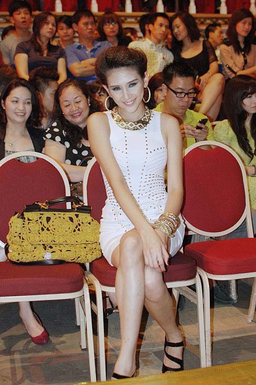 Hoàng Yến kết hợp váy Versace for H&M trắng với túi The Dolce & Gabbana Lace New Miss Sicily màu vàng