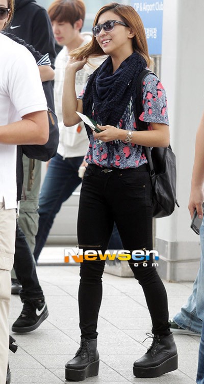 Thành viên Luna mang kiểu giày này cả lúc biểu diễn lẫn khi đến sân bay.