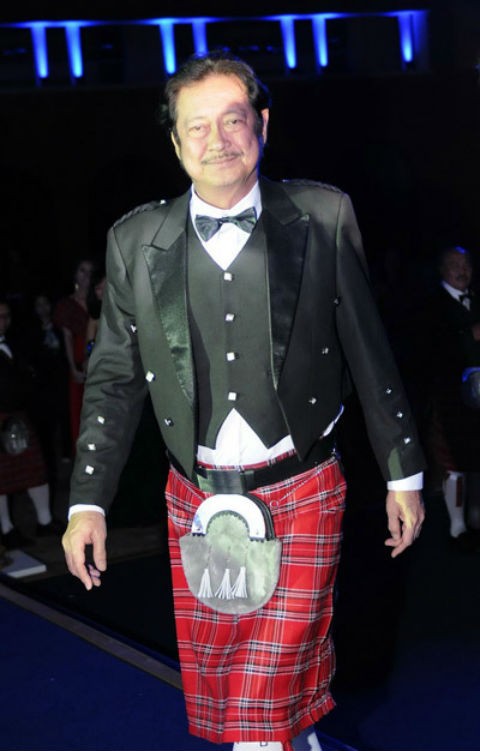 Việc nghệ sĩ Chánh Tín mặc váy truyền thống của đàn ông Scotland trong một dịp trọng đại chắc chắn không hề gây phản cảm, nhưng không phải người đàn ông nào của showbiz Việt cũng áp dụng khéo léo được như thế
