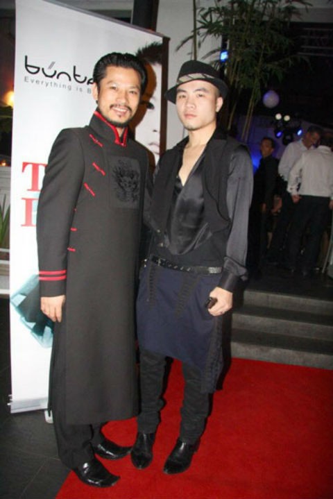 Hai giám khảo của Vietnam's Next Top Model là Đỗ Mạnh Cường và Nam Trung đã gây shock cho khán giả với trang phục như thế này