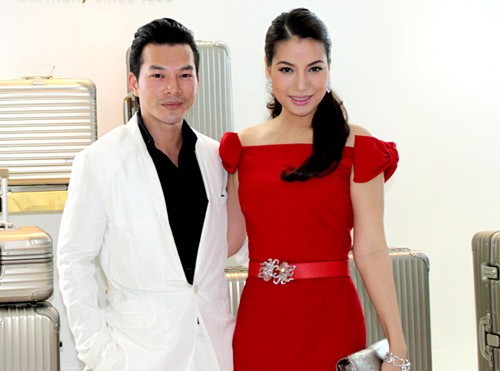 Hai người đẹp Thu Minh và Trương Ngọc Ánh cùng đụng hàng chiếc váy đỏ gợi cảm với phần tay được cách điệu thành hình nơ xinh