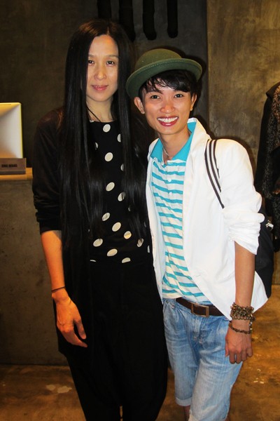 Đặng Duy Khoa chụp ảnh cùng nhà thiết kế Uma Wang (trái), một trong những vị giám khảo của cuộc thi nhân chuyến tham quan studio thời trang của bà.