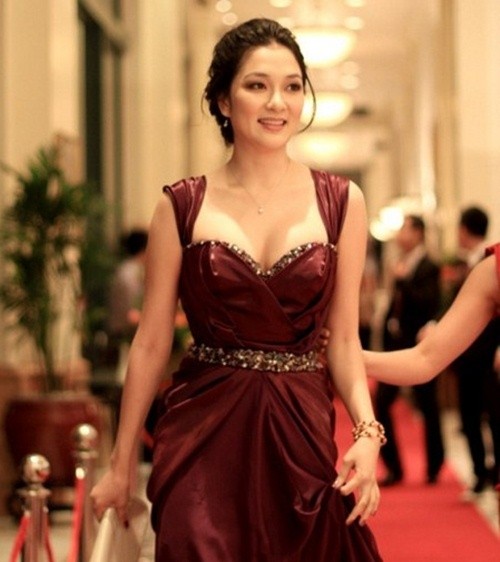 Hoa hậu Nguyễn Thị Huyền quý phái và quyến rũ với váy corset dạ tiệc