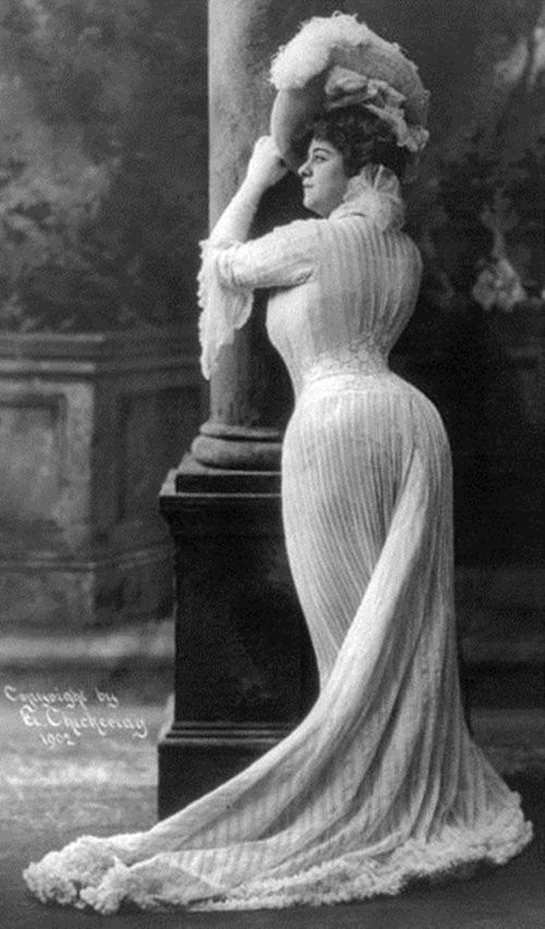 Hình ảnh phụ nữ với những đường cong nhờ áo corset những năm đầu thế kỉ 20