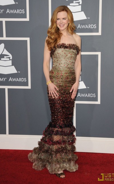 "Thiên nga Australia" Nicole Kidman mang vẻ đẹp mặn mà trên thảm đỏ Lễ trao giải Grammy 2011 trong một thiết kế của Jean Paul Gaultier.