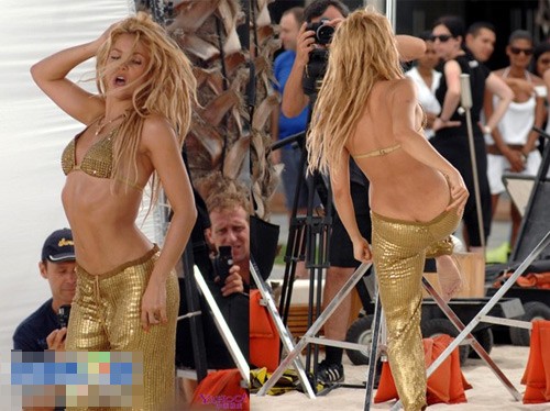 2. Ăn mặc quá lố Trang phục quá sexy cùng màn lắc hông bốc lửa của nữ ca sĩ Shakira khiến phần chun quần... không thể nằm im