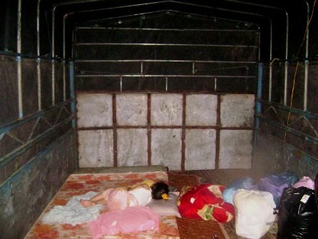 Một em bé may mắn được bình yên ngủ trên "ngôi nhà" không nóc - thùng xe ô tô tải.