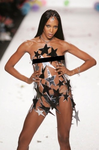 Naomi Campbell trình diễn bộ trang phục được kết bằng những ngôi sao, hở cả ngực trần