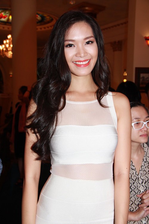 Hoa hậu Thùy Dung xinh đẹp và quyến rũ với chiếc váy pha voan tinh tế nơi thềm ngực và eo