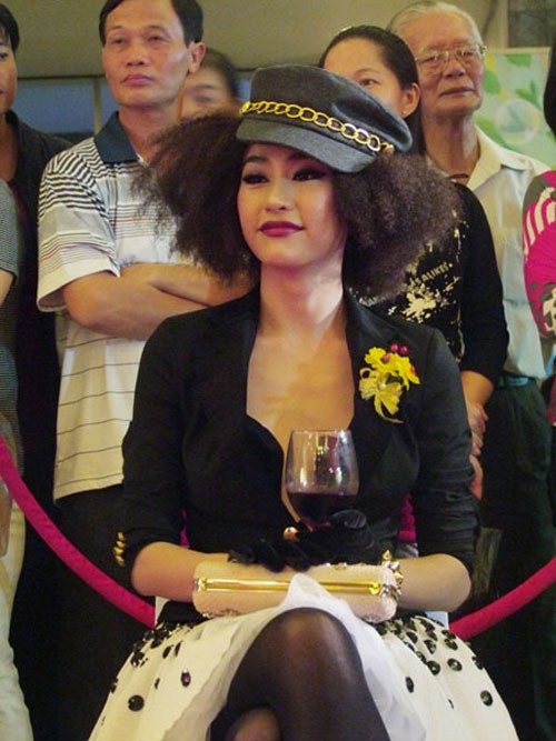 Ngân Khánh trang điểm bự phấn và để tóc xù mì cứ như thể đang tham dự lễ hội hóa trang Halloween.