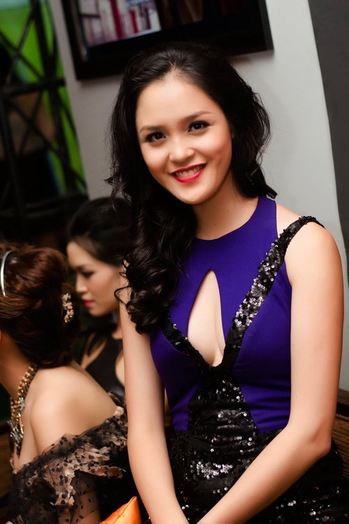 Á hậu Việt Nam 2012 Hoàng Anh cũng tự tin mặc chiếc váy cut out táo bạo để khoe ra khe ngực tràn đầy cảm xúc