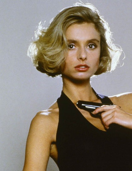 8. Kara Milovy (do Mariam d’Abo đóng), tập phim The Living Daylights (1987) Để tạo độ bồng bềnh cho kiểu tóc bob ngắn này, bạn phải dùng máy sấy có đầu loa toa (hình phễu) để sấy từ dưới chân tóc hất lên. Sau đó, phần tóc mái cũng được tạo phồng bằng cách đánh rối và gel tạo nếp.