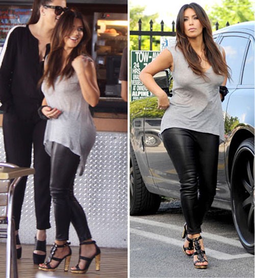 Hai chị em Kim và Khloe Kardashian cùng nhau đi ăn uống tại một nhà hàng ở Miami ngày 13/10/2012. Cô mặc áo trông rất sồ sề