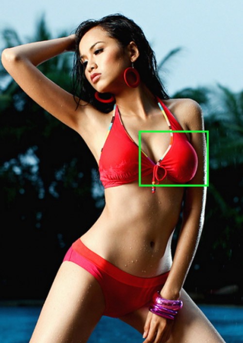 Phần ngực bên phải của Hoa hậu Diễm Hương nhô lên một cách khó hiểu. Đây chính là hậu quả của việc lựa chọn áo tắm với phần độn ngực quá dày so với vòng 1 thực tế của cô