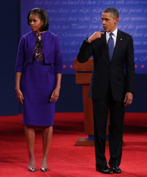 Trong buổi tranh luận tổng thống đầu tiên, Michella Obama mặc một bộ váy kín đáo màu xanh Hoàng gia của thương hiệu Preen.