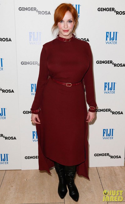 Tại buổi chiếu phim Ginger and Rosa trong khuôn khổ 2012 AFI Fest, diễn viên Christina Hendricks khiến người ta phát hoảng vì vòng một "đồ sộ" trong bộ váy dài kín cổng cao tường và mix cùng đôi bốt da cao cổ không hề "ăn nhập" với trang phục.