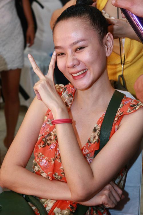 Gương mặt của người mẫu Dương Yến Ngọc cũng xuất hiện những vết mụn đỏ li ti