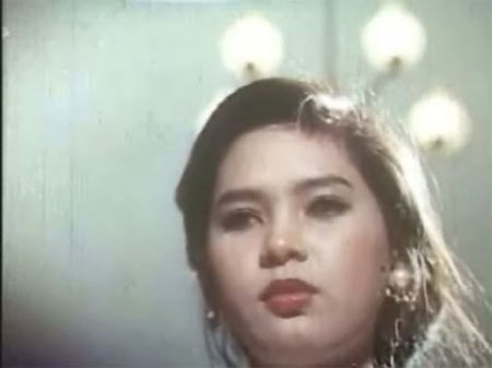 Diễn viên Thủy Tiên nổi danh với vai diễn trong bộ phim "Vị đắng tình yêu". Thời đó, cô khiến bao người "mê mẩn" bởi nét đẹp tròn đầy, phúc hậu và kiêu sa của mình.