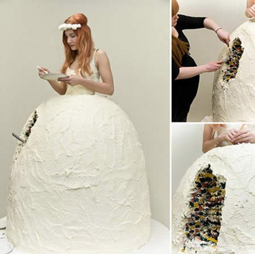 Chiếc váy được "phết" toàn kem, nếu cô dâu không thể cưỡng nổi sự quyến rũ này, chắc vừa mặc... vừa ăn mất!!!