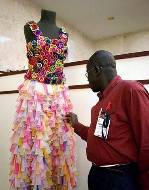 Chiếc váy cưới đầy màu sắc này được khâu từ 12.500 bao cao su màu khác nhau để làm thành chiếc váy cưới có một không hai này. Váy cưới cao su này chắc chỉ mặc trình diễn được thôi!