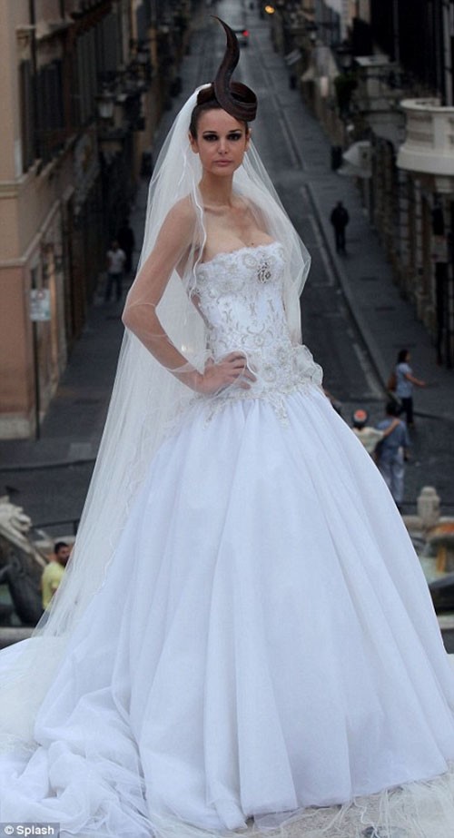 Chiếc váy được người mẫu Ema Dumitrescu, 17 tuổi trình diễn trên một kinh khí cầu ở đại lộ chính của Thủ đô Bucharest. Buổi trình diễn do salon thời trang Andree và các nhà tổ chức Wedding Fair ở Bucharest tổ chức.