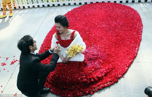 4. Váy cưới kết từ 9.999 bông hoa Không phải người phụ nữ nào cũng được đích thân người yêu mình may tặng váy cưới. Có lẽ, cô gái Duẫn Mật, sống ở thành phố Quảng Châu, Trung Quốc khiến cô gái trên toàn thế giới phải ghen tỵ.