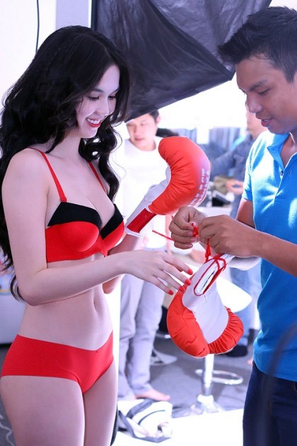 Ngọc Trinh cũng đã từng diện rất nhiều bộ bikini màu đỏ