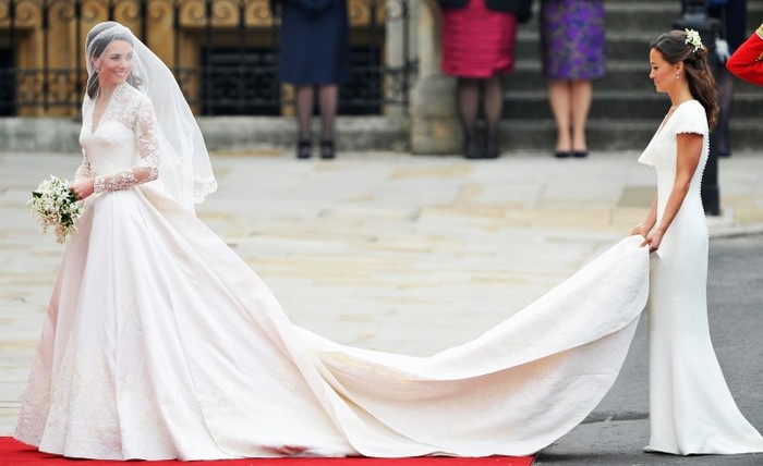 Kate Middleton đã khuấy đảo làng thời trang thế giới với chiếc váy cưới mà cô lựa chọn