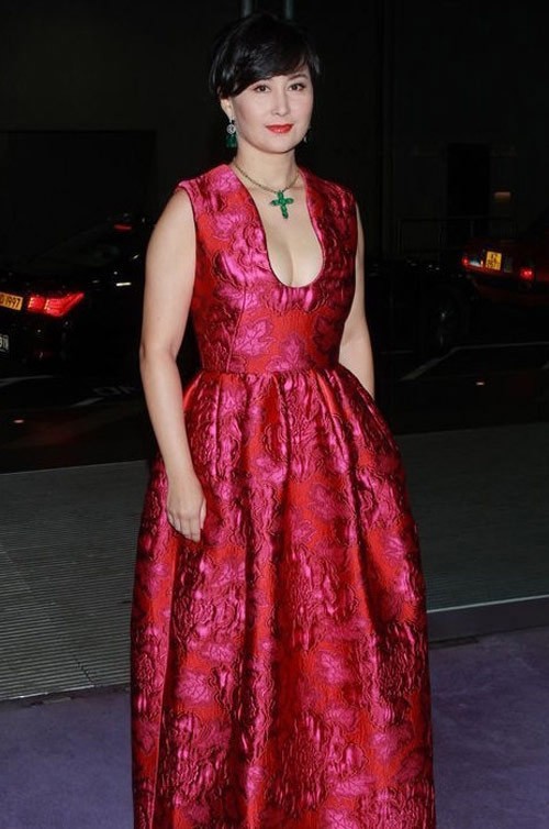 Hà Siêu Quỳnh xuất hiện với bộ váy màu hoa mười giờ nằm trong BST thời trang cao cấp 2012 của Louis Vuitton