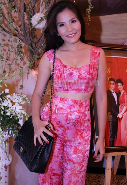 Ngô Mai Trang bị nhận xét "đồng bóng" vì bộ quần áo màu hồng.