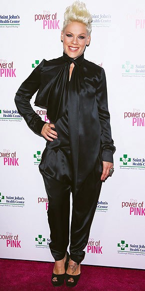 Nàng ca sĩ cá tính Pink gây thất vọng khi xuất hiện tại St. John's Health Center's Power of Pink Benefit với bộjumpsuit (áo liền quần) lụa bóng đen sì, làm cô nàng trở nên quá "dừ" và lôi thôi.