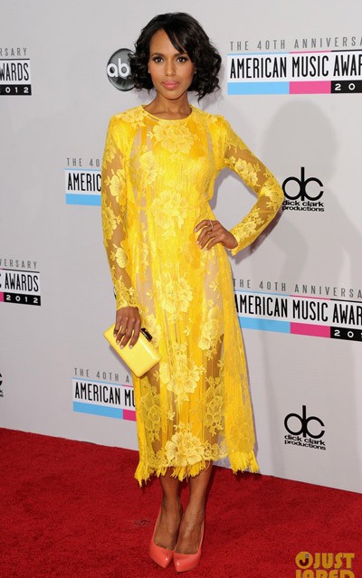 Diễn viên Kerry Washington nổi bật trên thảm đỏ 2012 American Music Awards một cách không mấy tự hào khi cô diện bộ váy xuyên thấu màu vàng neon hoàn toàn tương phản màu da và mix cùng đôi giày với màu sắc chẳng hề "ăn nhập".