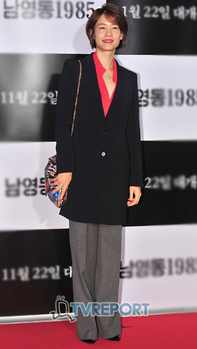 Người đẹp phim Giày thủy tinh Kim Ji Ho đã xuống sắc nhiều và cả bộ trang phục cứng nhắc này cũng làm cô trở nên già dặn và kém hấp dẫn hơn.