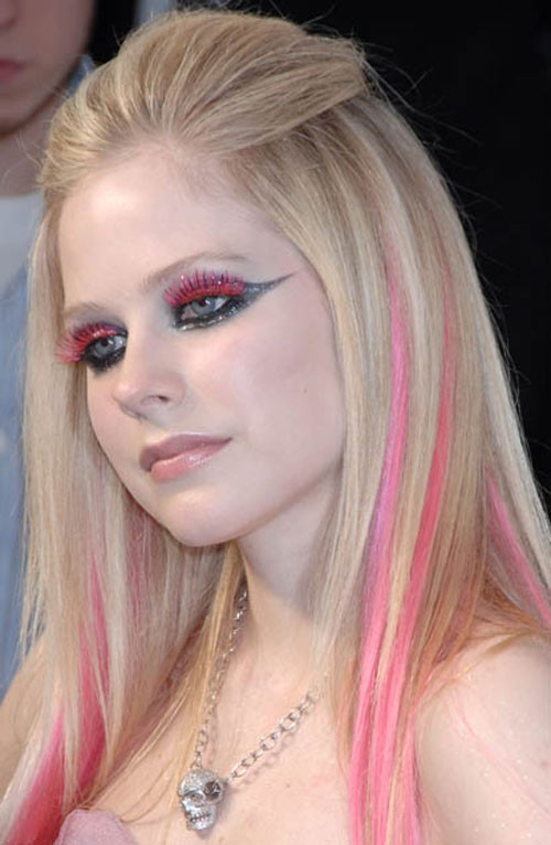 Kiểu trang điểm đôi mắt của Avril Lavigne trông thật khiếp sợ