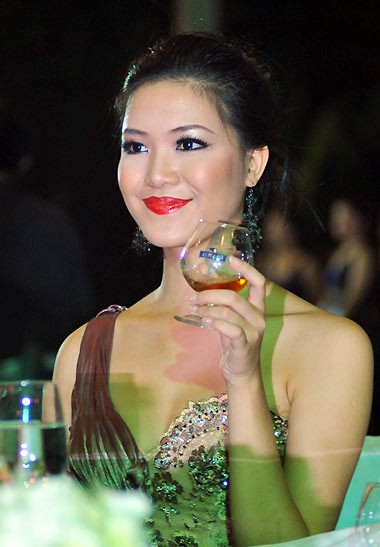 Son đỏ tươi cũng là màu son Hoa hậu Thùy Dung rất hay sử dụng.