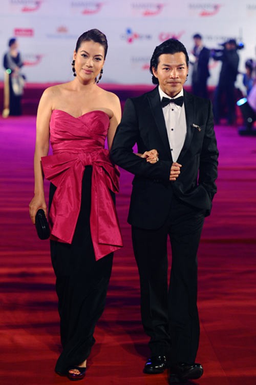Tại LHP Quốc tế tại Hà Nội, Trương Ngọc Ánh diện một bộ váy có sự kết hợp màu sắc khá đơn giản nhưng trang trí lại khá thô với phần nơ quá to
