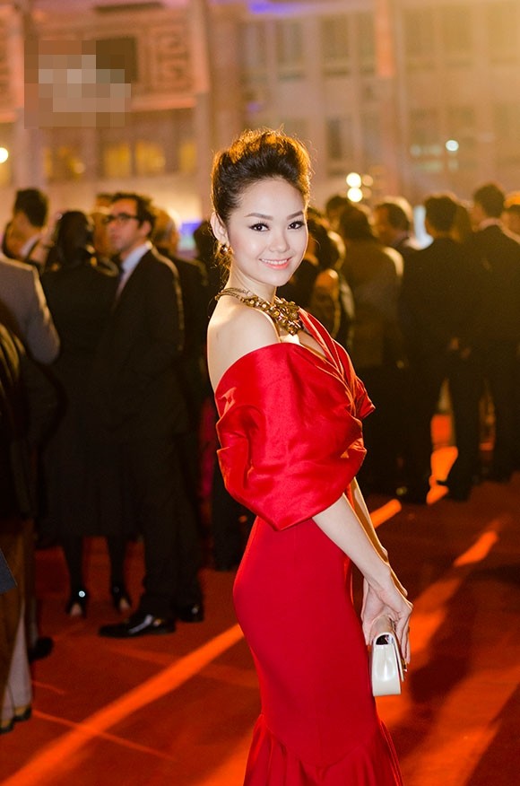 Minh Hằng kiêu sa trong chiếc váy đuôi cá, khoe bờ vai trắng mịn trên thảm đỏ của Liên hoan Phim quốc tế Việt Nam.