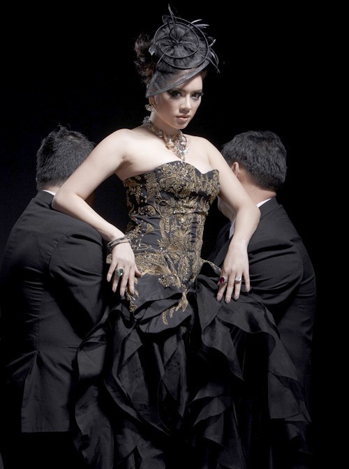 Chiếc váy màu đen này của 'đại sứ du lịch' Lý Nhã Kỳ của nhà thiết kế thời trang lừng danh - Alexander Mc Queen khiến người hâm mộ choáng váng bởi nó có giá khoảng 600 triệu đồng.