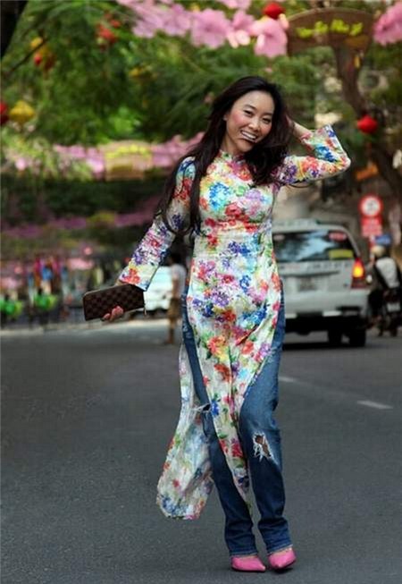 Đoan Trang là nữ ca sĩ Việt có gu thời trang gây nhiều ý kiến tranh cãi trái chiều, khi trở thành người tiên phong mặc áo dài kết hợp quần jeans. Như nữ ca sĩ từng chia sẻ, cô muốn sáng tạo một loại trang phục kết hợp giữa truyền thống và hiện đại nhằm xây dựng phong cách thời trang cho riêng mình. Và áo dài, quần jeans là sự lựa chọn lý tưởng của "thỏi sô-cô-la biết hát".