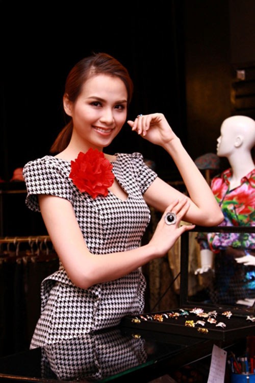 Bộ váy răng cưa này được nhà thiết kế lựa chọn cho Diễm Hương mặc trong những ngày diễn ra cuộc thi Hoa hậu Hoàn vũ 2012