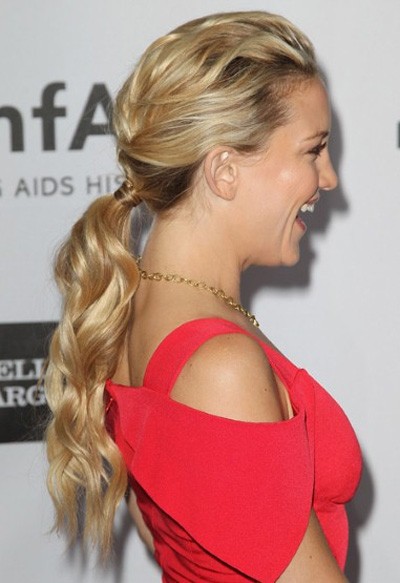 Nếu bạn sở hữu mái tóc xoăn giống nữ diễn viên Kate Hudson, hãy tự tin với kiểu tóc đuôi ngựa phong cách mới.