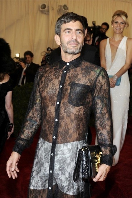 Marc Jacobs Nhà thiết kế đồng tính 49 tuổi khiến khán giả há hốc mồm khi diện váy voan trong suốt.