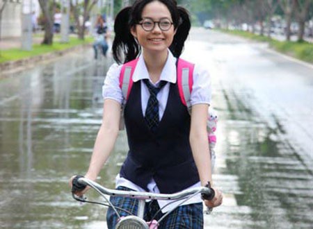 Minh Hằng trong phim Giải cứu thần chết (năm 2009) với bộ đồng phục của cô nữ sinh cấp 3 và cặp kính tròn vô cùng đáng yêu