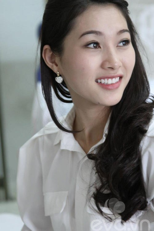 Vượt qua hàng trăm người đẹp khắp 3 miền Bắc - Trung - Nam, Thu Thảo đeo trên đầu vương miện Hoa hậu cao quý, vật biểu tượng cho cả nhan sắc lẫn nhân cách của người phụ nữ Việt