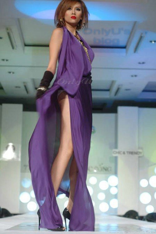 Tại Việt Nam, người mẫu Hoàng Yến cũng gặp phải một phen lộ hàng đáng xấu hổ vì chiếc váy xẻ đùi