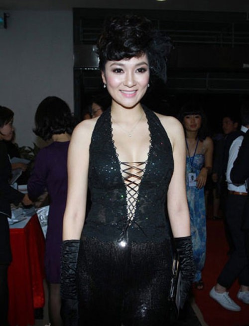 Đường đan chéo khoảng khoét sâu ở ngực cũng được những mỹ nhân như Hoa hậu Nguyễn Thị Huyền...