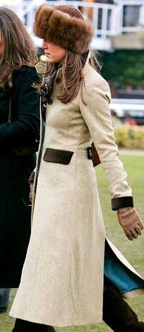 Điểm nhấn bắt mắt ở tay và túi áo, mix với mũ lông ấm áp, trông nàng Kate thật gần gũi và dễ mến.